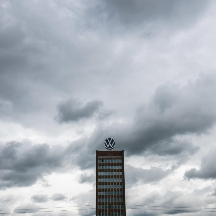 staatliche förderung von 4000 euro : vw will bei autogipfel mit habeck neue kaufprämie für e-autos fordern