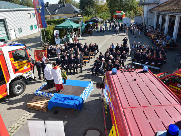 moderner fuhrpark, topfitte aktive: fahrzeugsegnung bei der feuerwehr dorfen