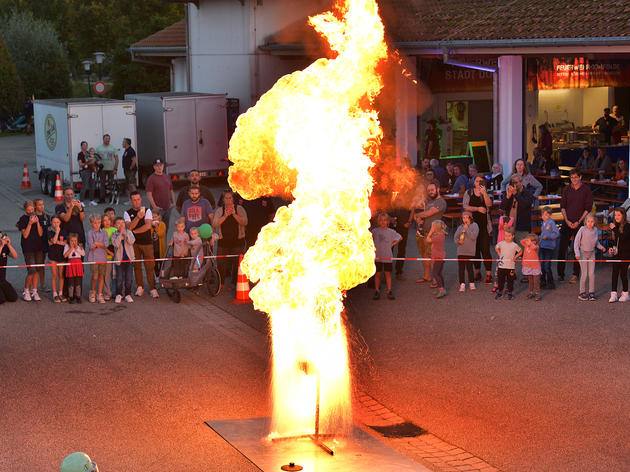 moderner fuhrpark, topfitte aktive: fahrzeugsegnung bei der feuerwehr dorfen