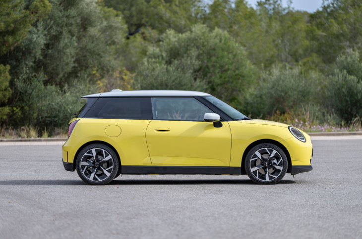 dienstag magazin: mini cooper se im elchtest. buchtipp und kostenloser download – nachhaltigkeit bei batterien. silicon valley schneidet tesla: woran liegts?