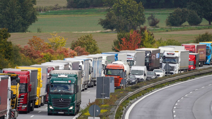 megastau nach unfällen auf der a4