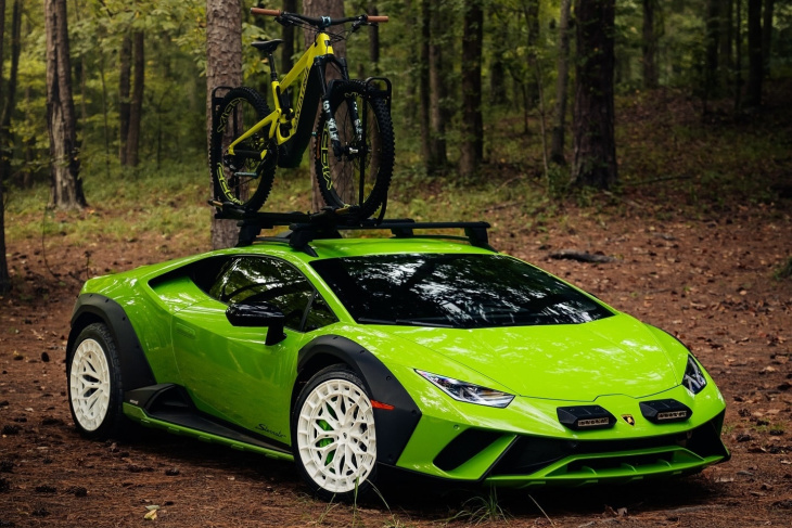 lamborghini huracán sterrato auf vossen wheels mit mountainbike