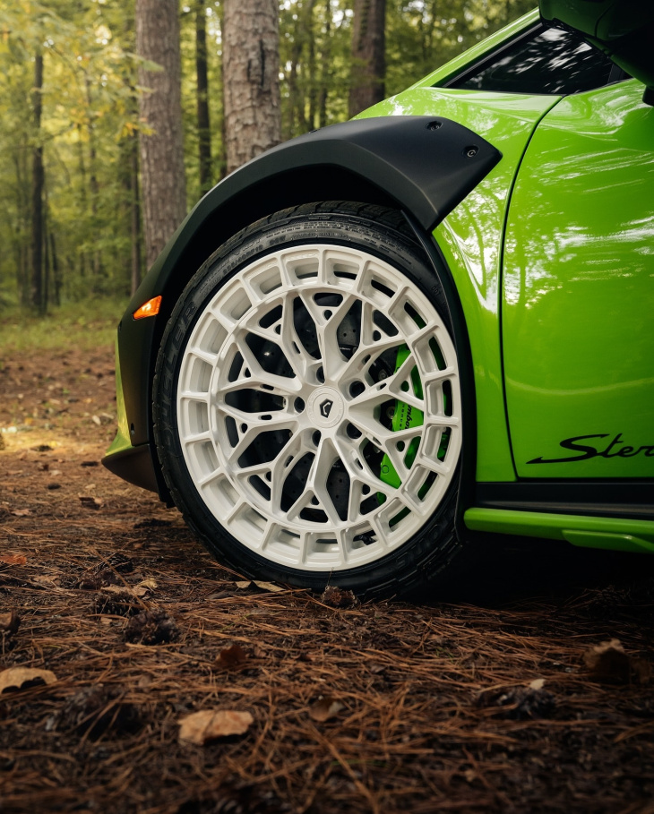 lamborghini huracán sterrato auf vossen wheels mit mountainbike