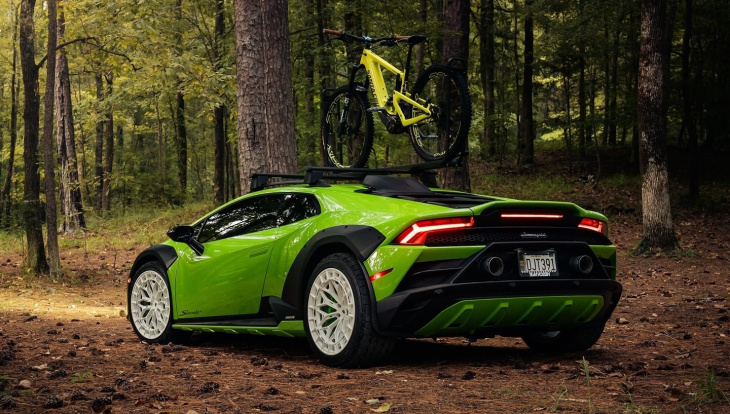 lamborghini huracán sterrato auf vossen wheels mit mountainbike