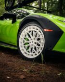 lamborghini huracán sterrato auf vossen wheels mit mountainbike