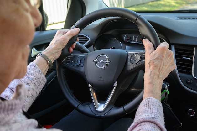 85 prozent der deutschen bei umfrage für fahrprüfungen ab 75