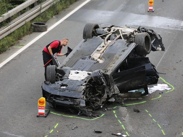 schwerer unfall auf der a2: bmw-fahrer aus fahrzeug geschleudert