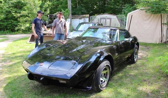 1976er corvette, der 15 jahre lang verlassen war, zeigt nach restaurierung und reinigung überraschendes potenzial