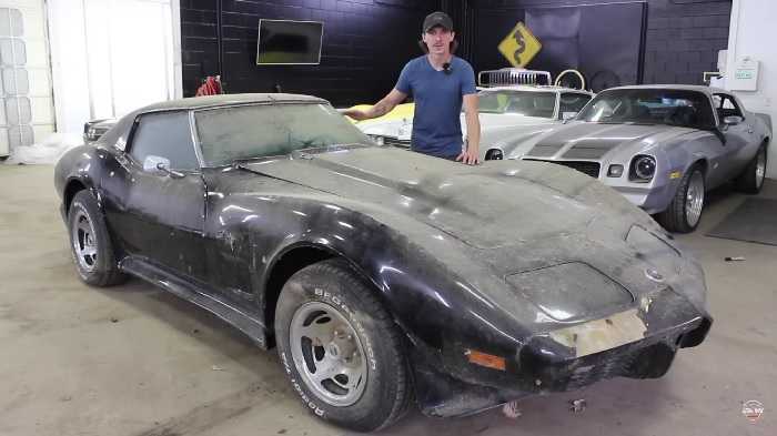 1976er corvette, der 15 jahre lang verlassen war, zeigt nach restaurierung und reinigung überraschendes potenzial