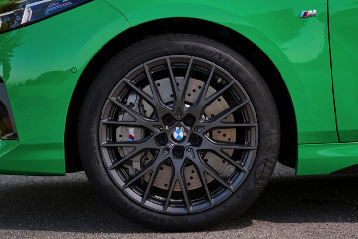 signal green: bmw m135 f70 in giftgrün & mit m technik paket ii