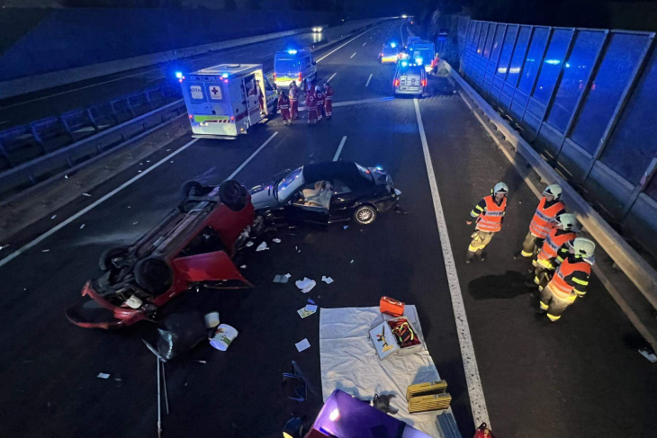 südautobahn: 70-ps-kleinwagen schob 200-ps-sportwagen an: doppelter überschlag auf a 2