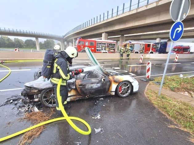 plötzlich schlagen flammen aus dem motor: porsche brennt in nordhessen komplett aus