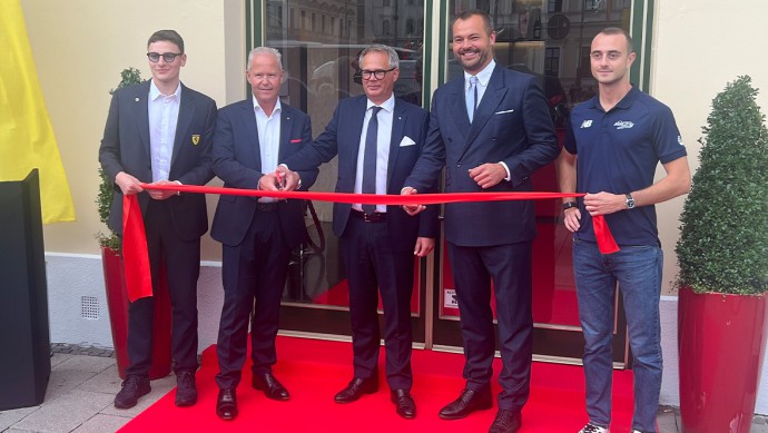 neuer showroom in münchen: ferrari löst maserati am odeonsplatz ab