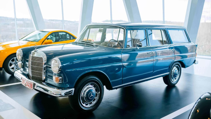 mercedes-benz 200 d universal (1965): kombi vor t