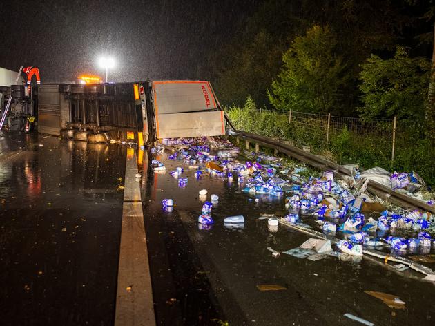 lastwagen kippt um: waschmittel auf der autobahn