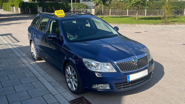 weder taxi noch fahrschule: autos mit diesem schild sollten sie vorbeilassen