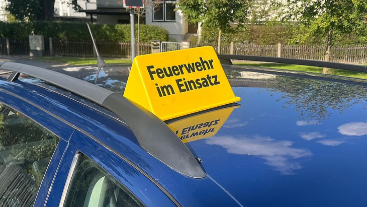 weder taxi noch fahrschule: autos mit diesem schild sollten sie vorbeilassen