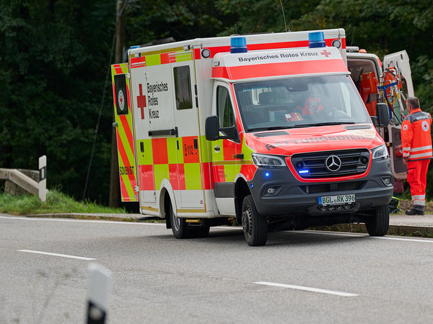 autos in graben geschleudert: drei verletzte bei schwerem unfall – auch mädchen (3) in klinik gebracht