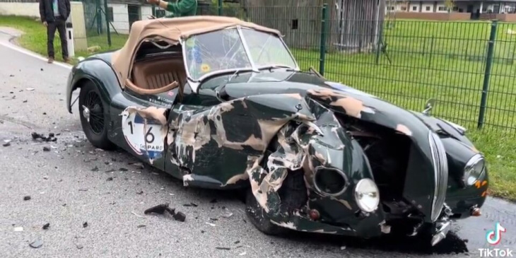 mit handy telefoniert: 23-jährige frau crasht in sündteuren jaguar-oldtimer