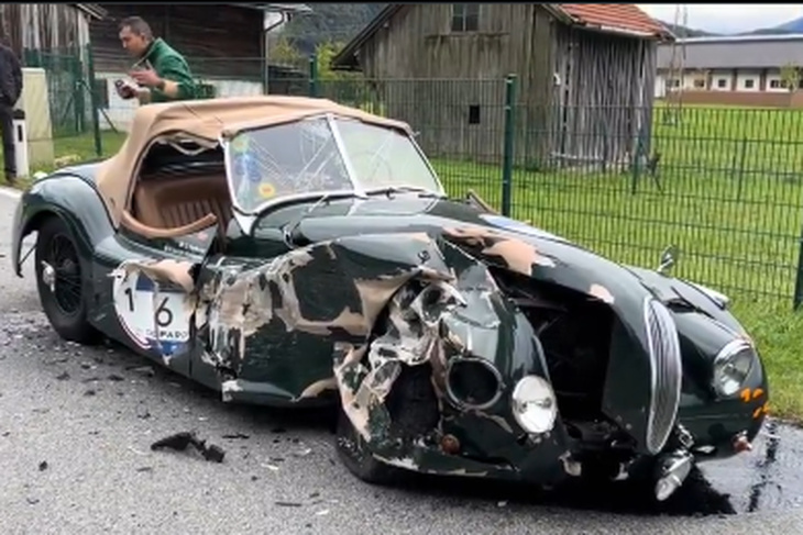 oldtimer geschrottet: handy am steuer: frau crasht sündteuren jaguar