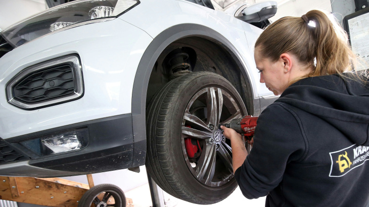 neue regeln: diese autoreifen sind ab dienstag verboten