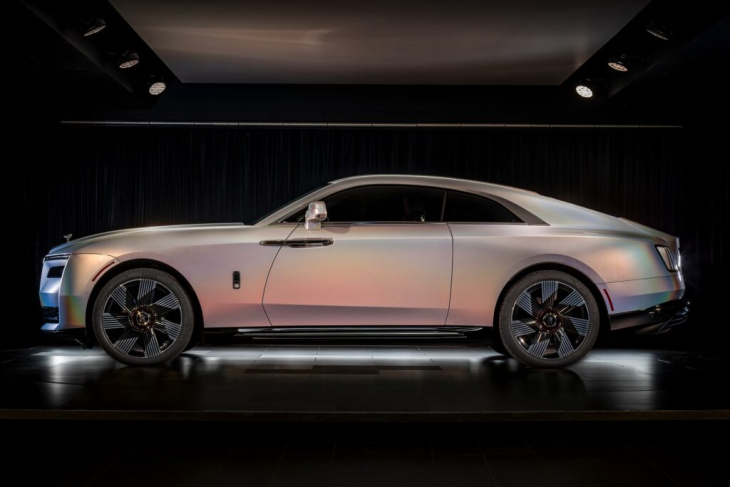 rolls-royce spectre lunaflair: elektrisierender mondschein