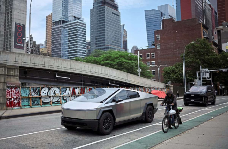 teslas cybertruck kann jetzt (überwacht) selbst fahren