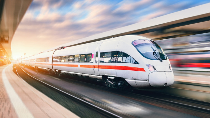 deutsche bahn bringt reisende bei ankunft auf dem land bald bis vor die haustür