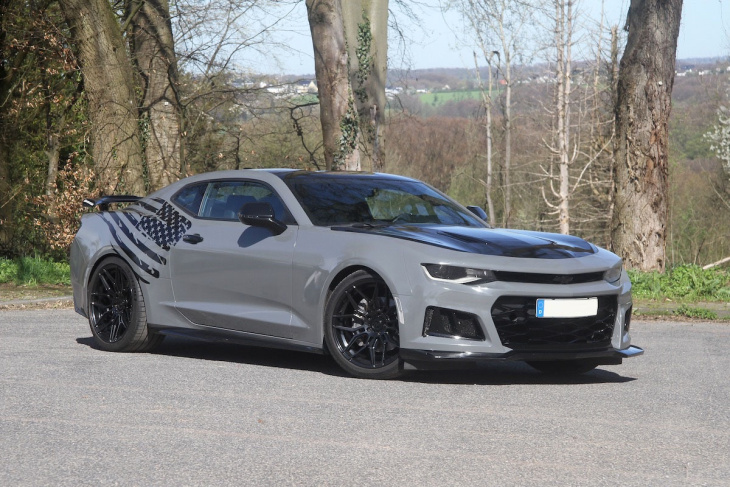 camaro 6.2 v8 mit slystyle-upgrade auf zl1-look