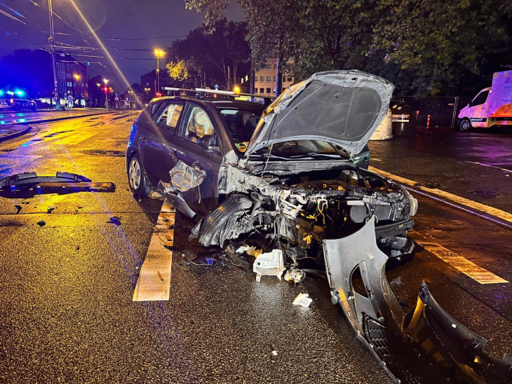 a40 in essen: auto rast ohne licht über autobahn – wenig später geschieht das unvermeidliche