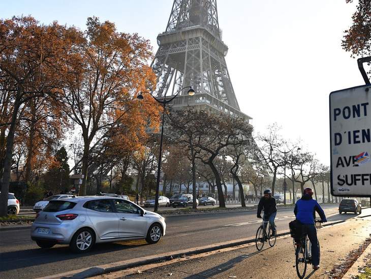 mit dem auto nach paris? das müssen touristen ab oktober 2024 wissen