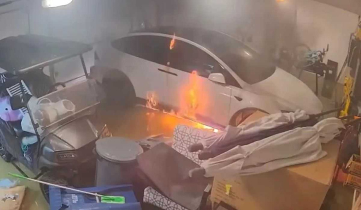 hvideo: tesla fängt in von einem hurrikan überfluteter garage in florida feuer