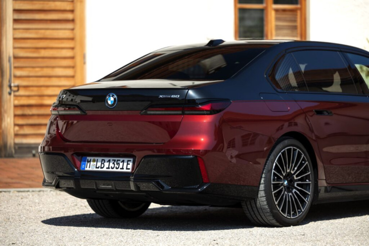 aventurinrot & schwarz: bmw i7 m sport pro im two-tone-look