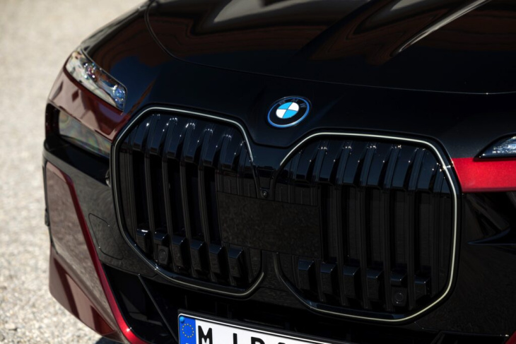 aventurinrot & schwarz: bmw i7 m sport pro im two-tone-look