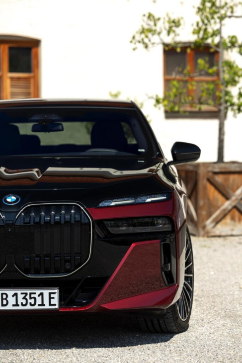 aventurinrot & schwarz: bmw i7 m sport pro im two-tone-look