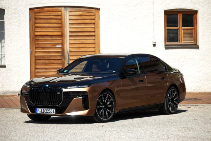 aventurinrot & schwarz: bmw i7 m sport pro im two-tone-look