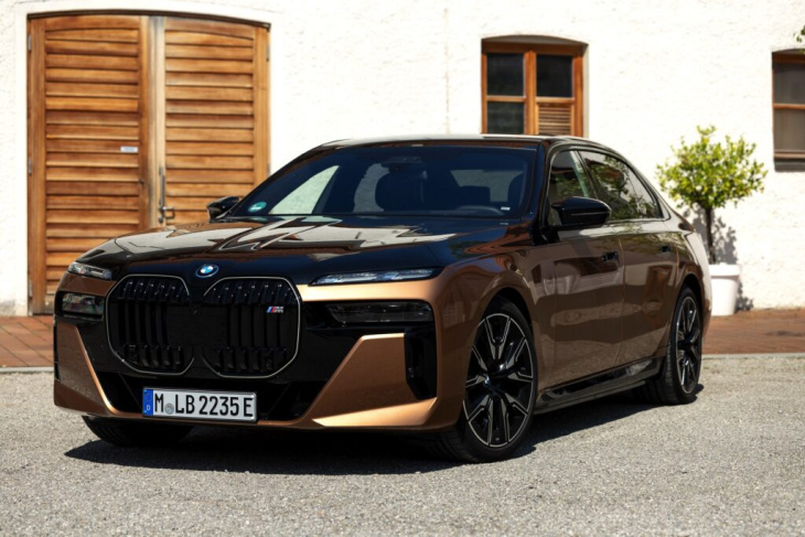 aventurinrot & schwarz: bmw i7 m sport pro im two-tone-look