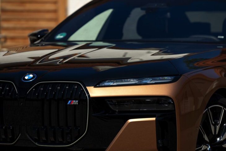 aventurinrot & schwarz: bmw i7 m sport pro im two-tone-look