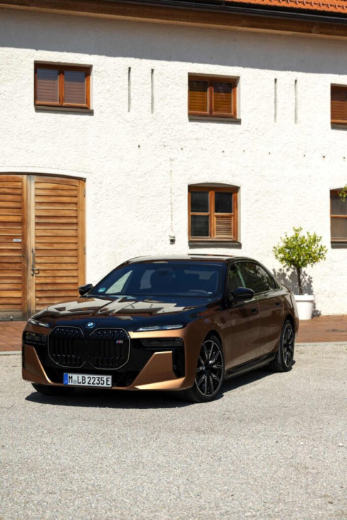 aventurinrot & schwarz: bmw i7 m sport pro im two-tone-look