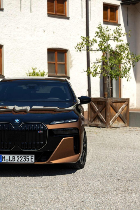 aventurinrot & schwarz: bmw i7 m sport pro im two-tone-look