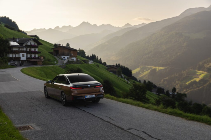 aventurinrot & schwarz: bmw i7 m sport pro im two-tone-look