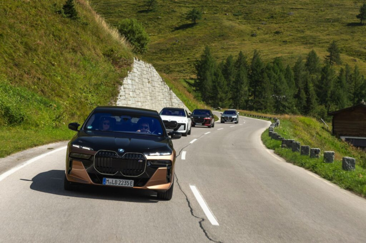 aventurinrot & schwarz: bmw i7 m sport pro im two-tone-look