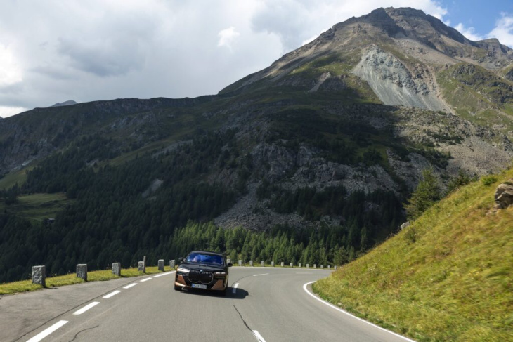 aventurinrot & schwarz: bmw i7 m sport pro im two-tone-look