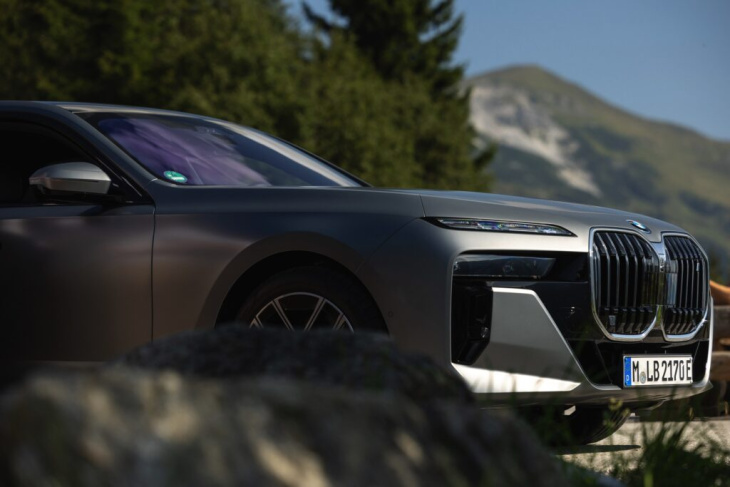 aventurinrot & schwarz: bmw i7 m sport pro im two-tone-look