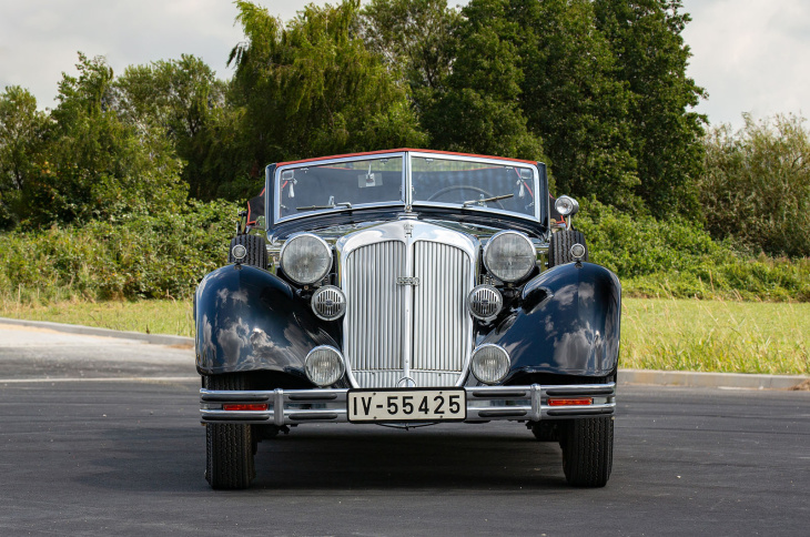 riesige oldtimer-sammlung auf dem schrottplatz zu verkaufen