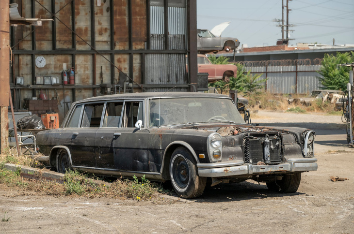 riesige oldtimer-sammlung auf dem schrottplatz zu verkaufen