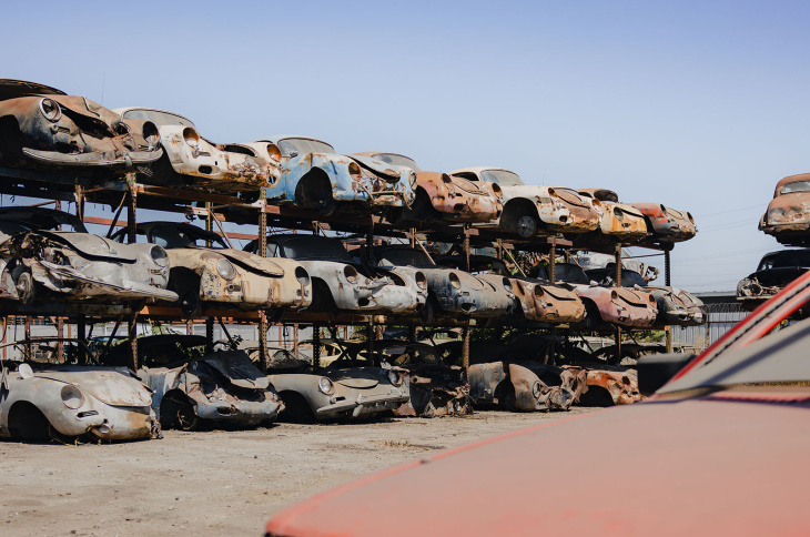 riesige oldtimer-sammlung auf dem schrottplatz zu verkaufen