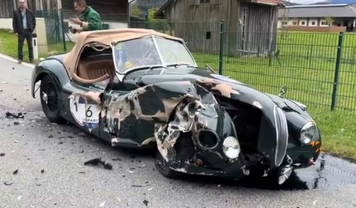 kollision zwischen fahrzeugen zerstört klassisches modell von jaguar und die bilder gehen viral