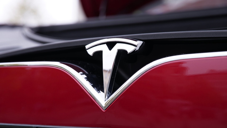 tesla-logo: das hat das bekannte „t“-symbol wirklich zu bedeuten