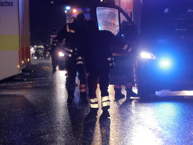 horror-unfall: amg rast in pannen-lkw – trümmerfeld auf autobahn